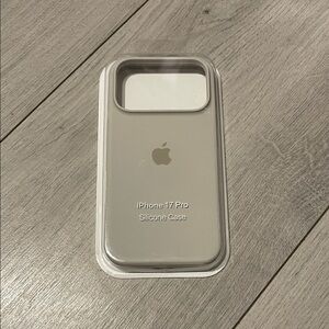 Apple iPhone 17 Pro Silicone Case - Silver